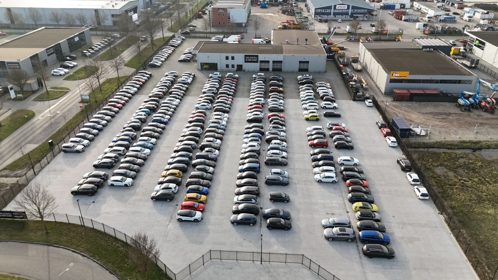 Drone shot van het gloednieuwe, uitgebreide terrein van Snijders & Van Dijk Auto's BV in Hoogeveen.